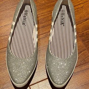 Silver glittery pointed flats